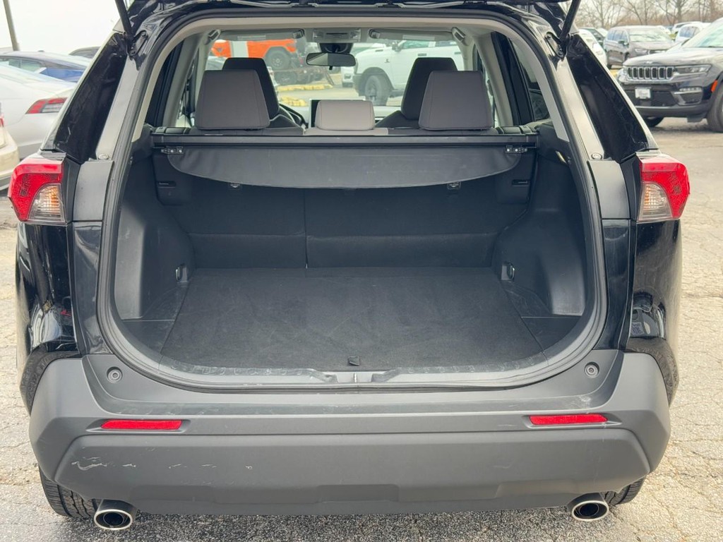 Toyota RAV4 Vehicle Full-screen Gallery Image 09