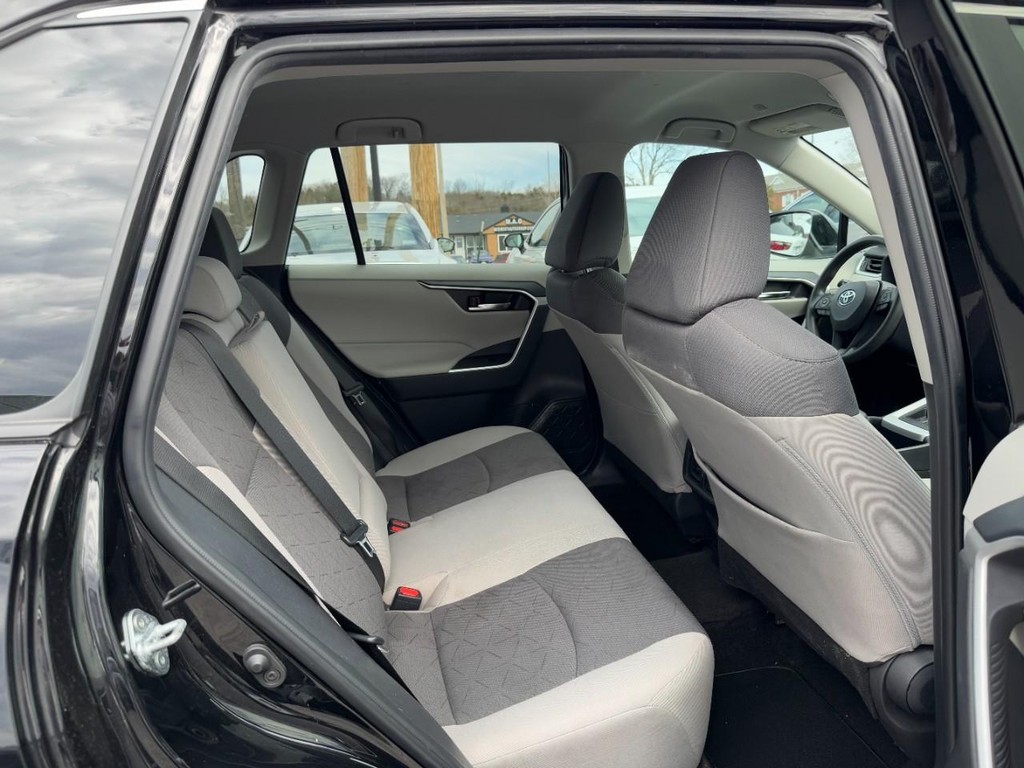 Toyota RAV4 Vehicle Full-screen Gallery Image 10