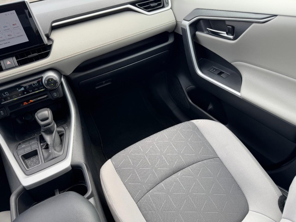 Toyota RAV4 Vehicle Full-screen Gallery Image 15