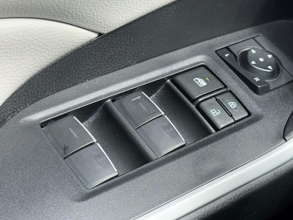 Toyota RAV4 Vehicle Full-screen Gallery Image 20