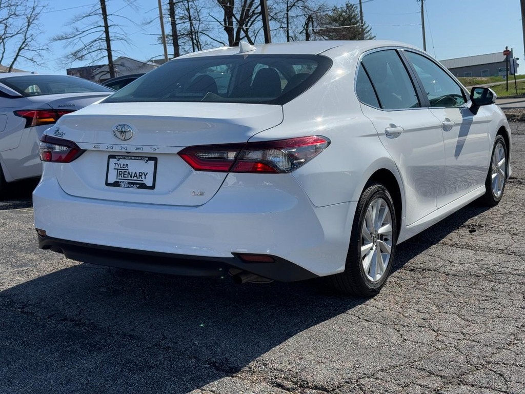 Toyota Camry Vehicle Full-screen Gallery Image 03