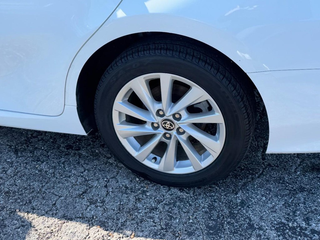 Toyota Camry Vehicle Full-screen Gallery Image 05