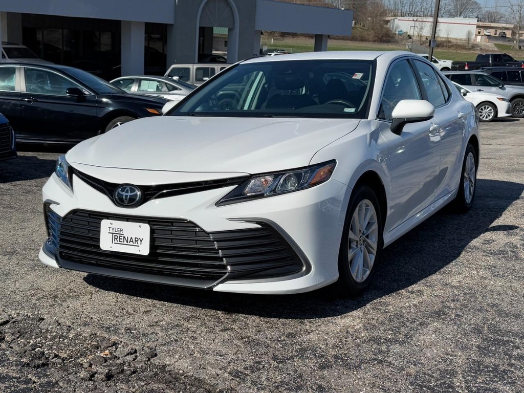 Toyota Camry Vehicle Full-screen Gallery Image 06