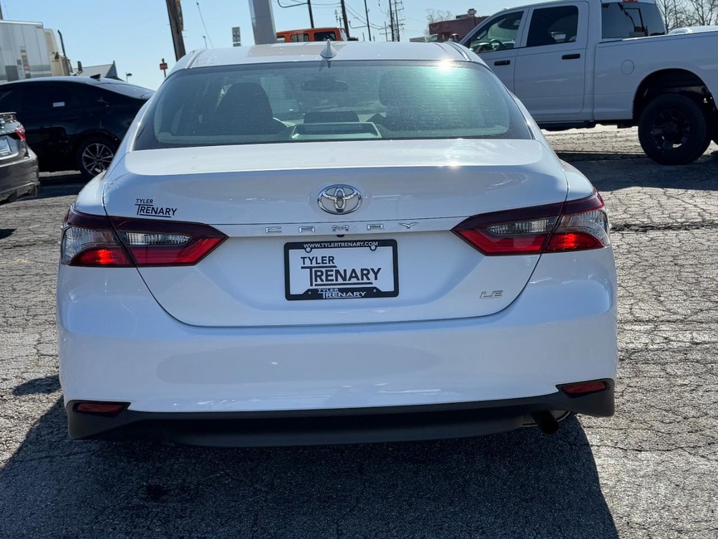 Toyota Camry Vehicle Full-screen Gallery Image 08