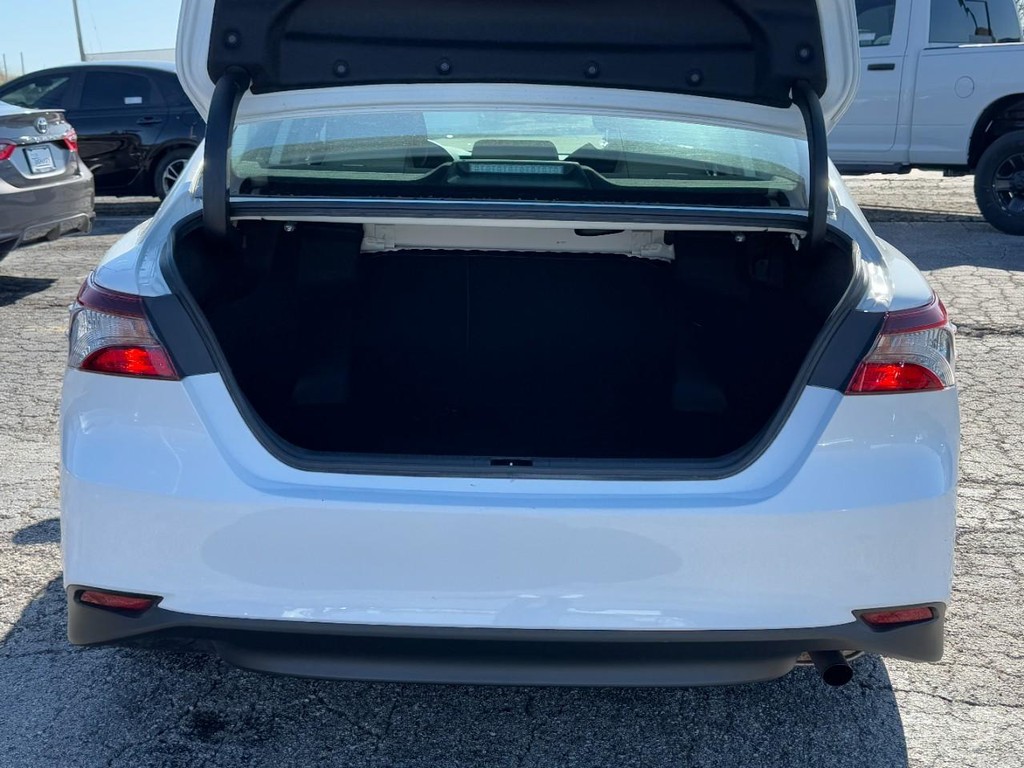 Toyota Camry Vehicle Full-screen Gallery Image 09