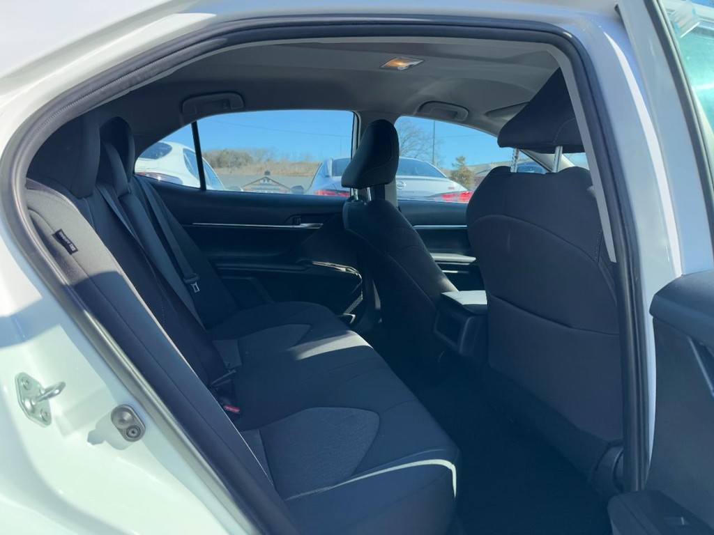 Toyota Camry Vehicle Full-screen Gallery Image 10