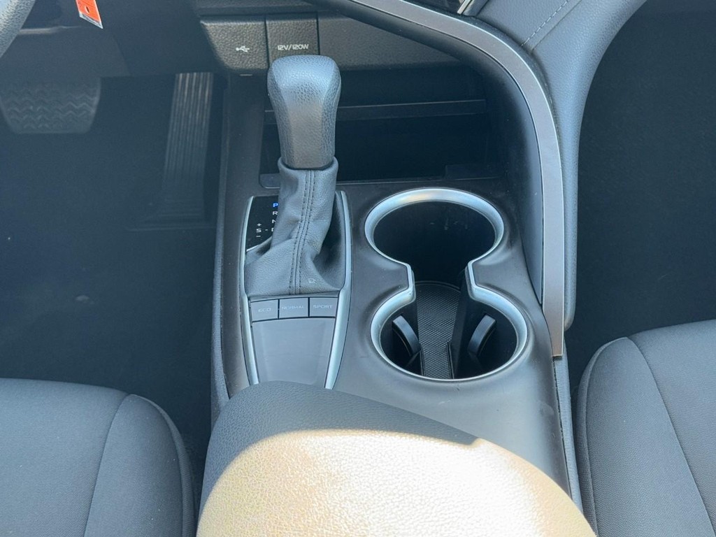 Toyota Camry Vehicle Full-screen Gallery Image 14