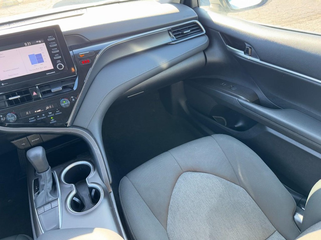 Toyota Camry Vehicle Full-screen Gallery Image 15