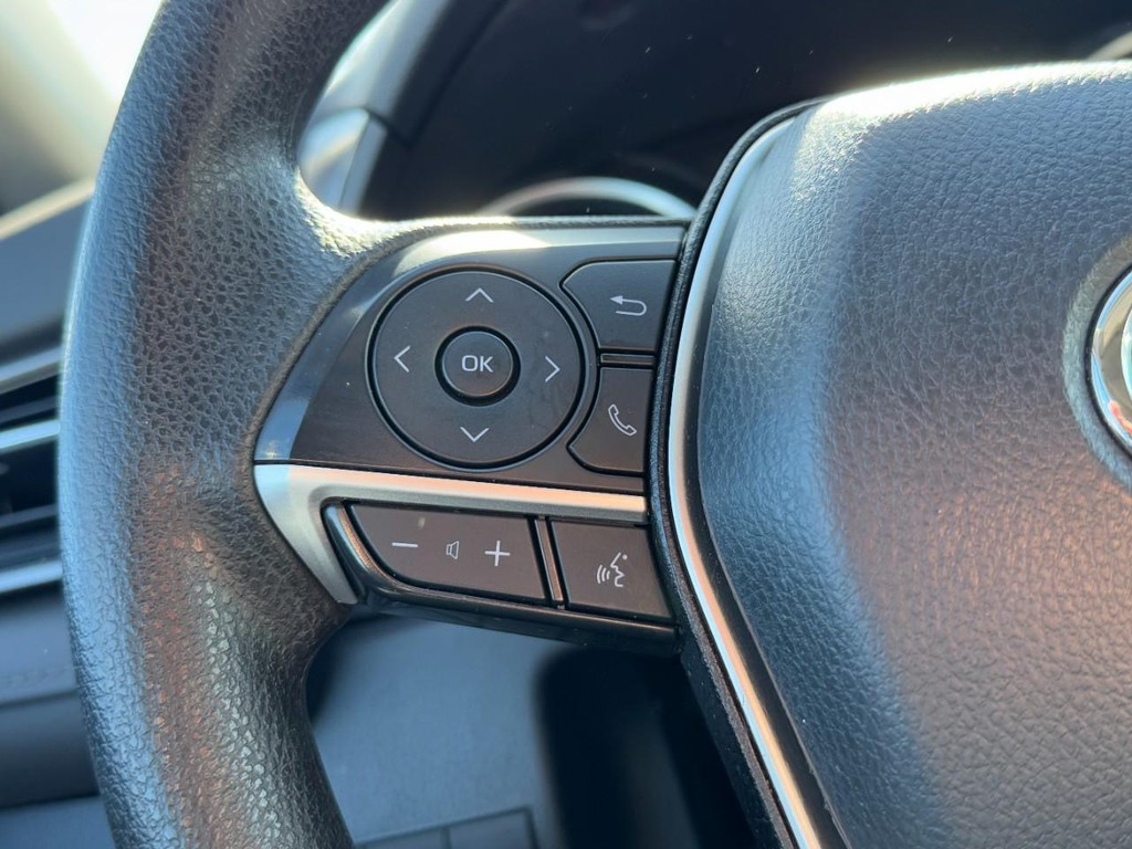 Toyota Camry Vehicle Full-screen Gallery Image 16