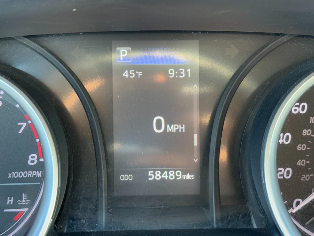 Toyota Camry Vehicle Full-screen Gallery Image 18