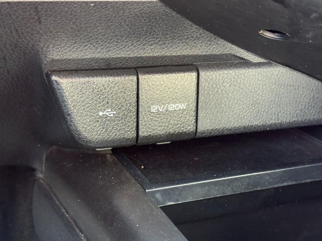 Toyota Camry Vehicle Full-screen Gallery Image 19