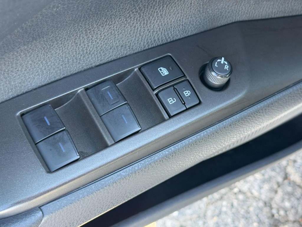 Toyota Camry Vehicle Full-screen Gallery Image 21