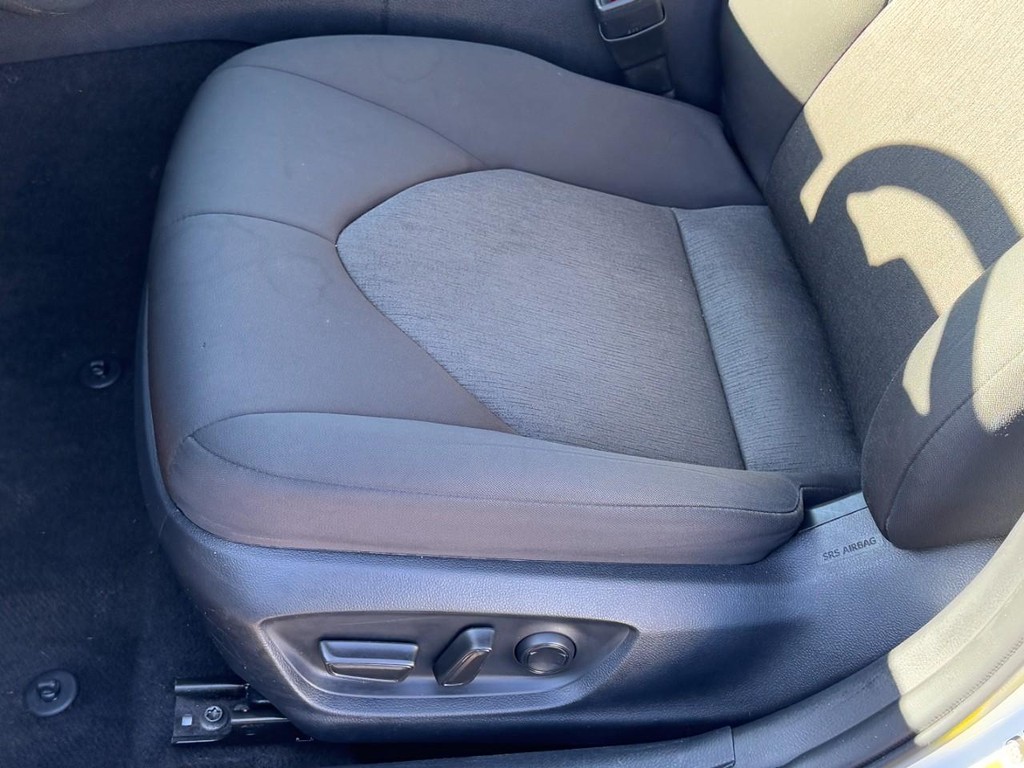 Toyota Camry Vehicle Full-screen Gallery Image 22