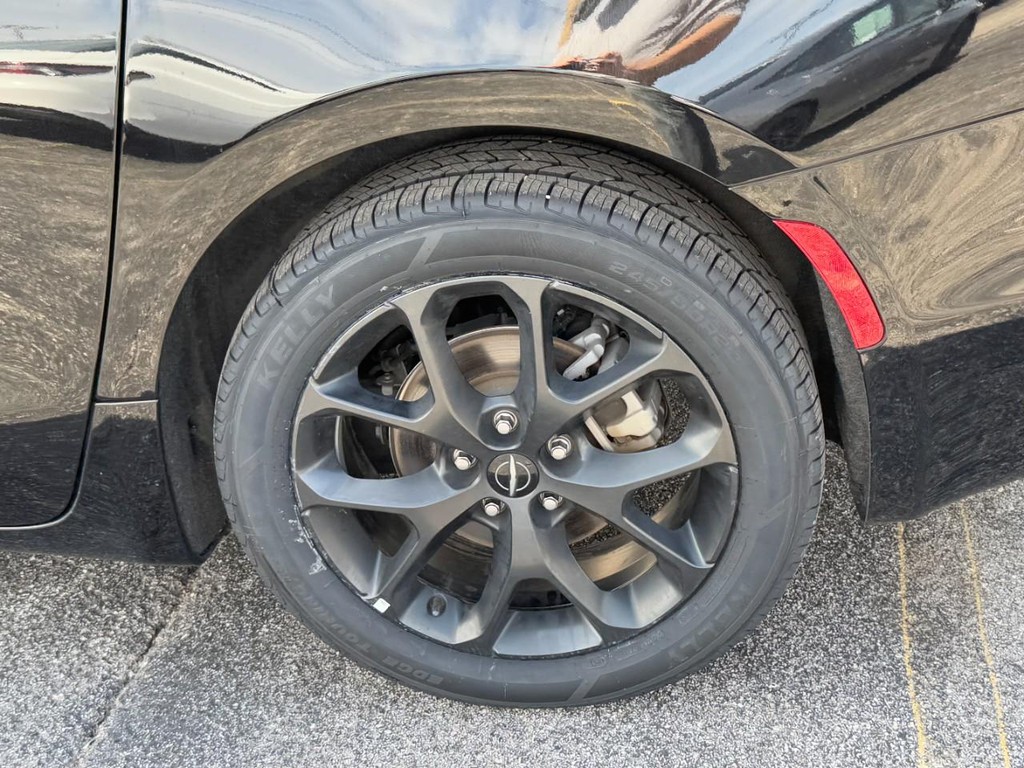 Chrysler Pacifica Vehicle Full-screen Gallery Image 05