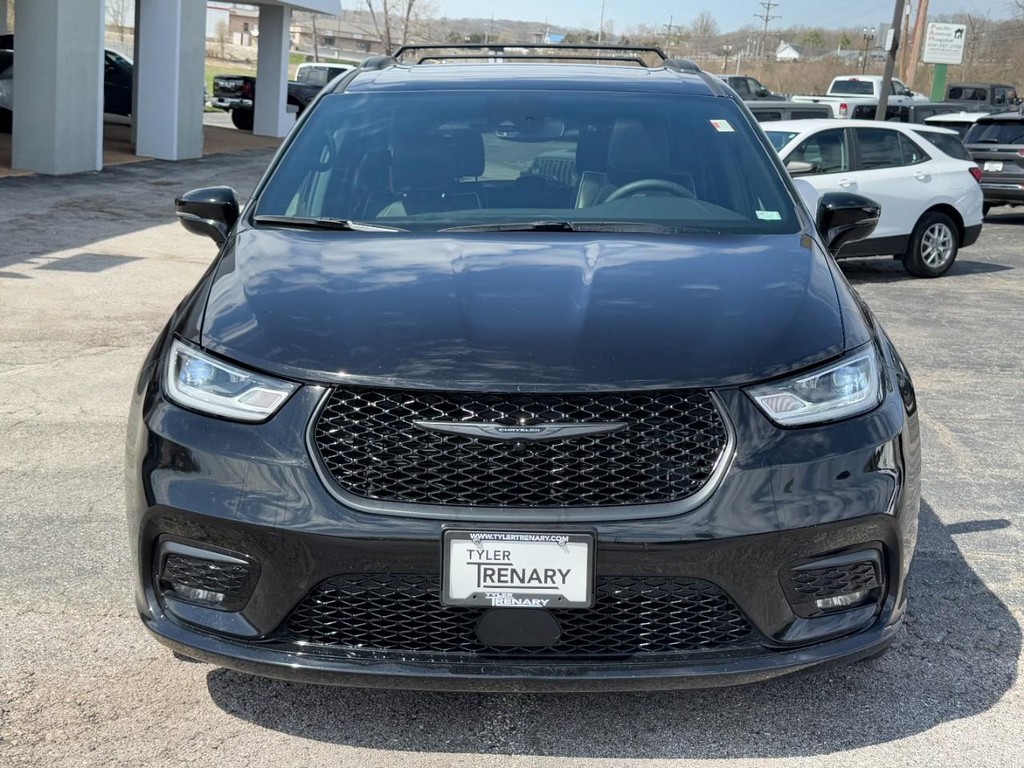 Chrysler Pacifica Vehicle Full-screen Gallery Image 07