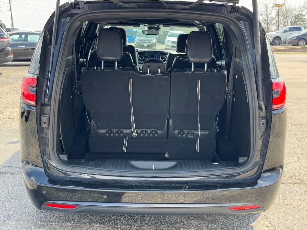 Chrysler Pacifica Vehicle Full-screen Gallery Image 09