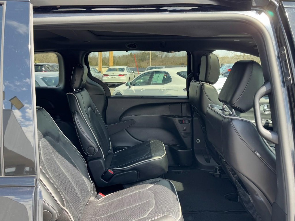 Chrysler Pacifica Vehicle Full-screen Gallery Image 10