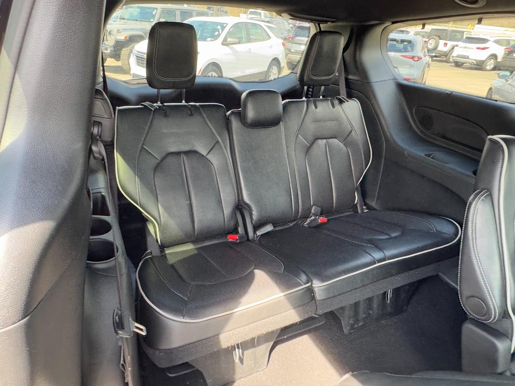 Chrysler Pacifica Vehicle Full-screen Gallery Image 11