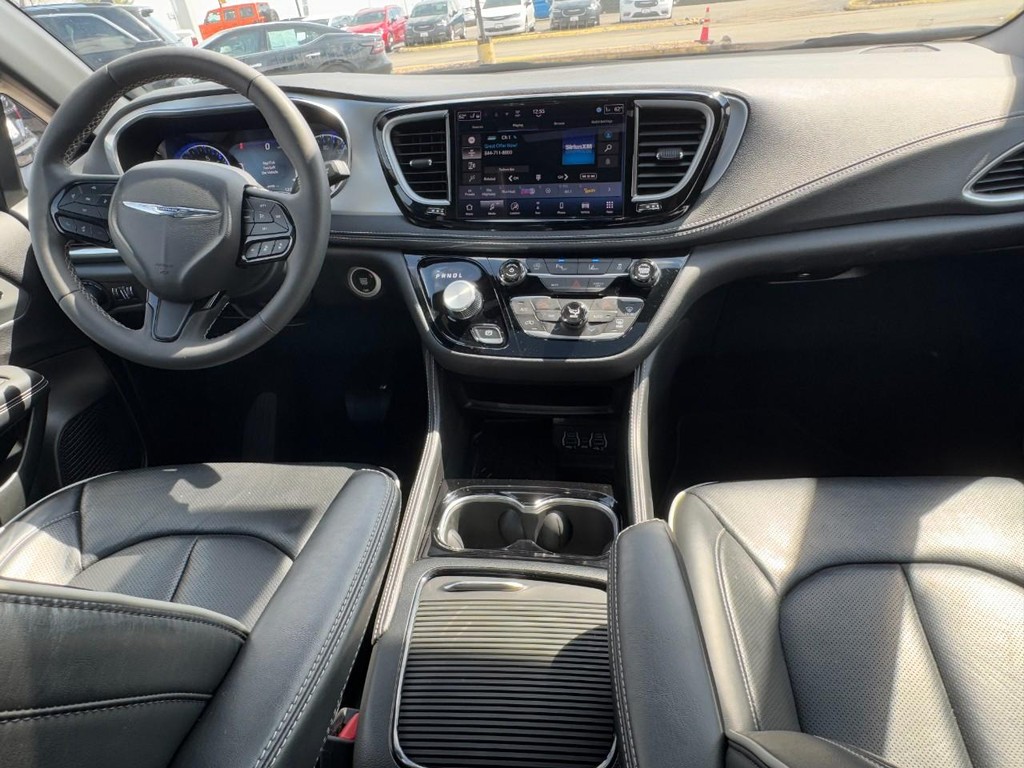 Chrysler Pacifica Vehicle Full-screen Gallery Image 12