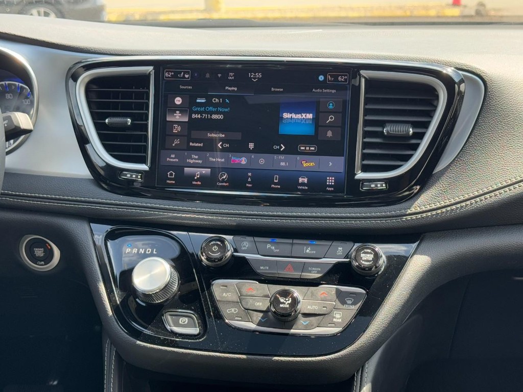 Chrysler Pacifica Vehicle Full-screen Gallery Image 14