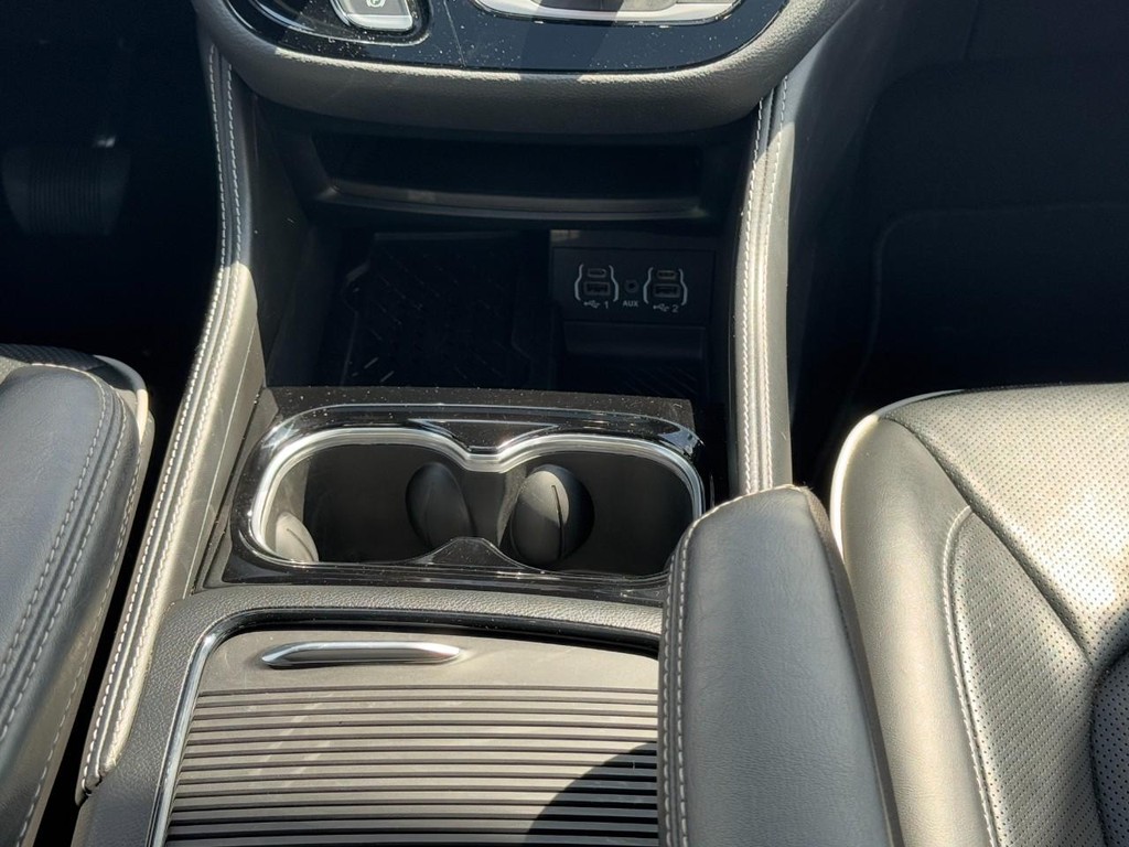 Chrysler Pacifica Vehicle Full-screen Gallery Image 15