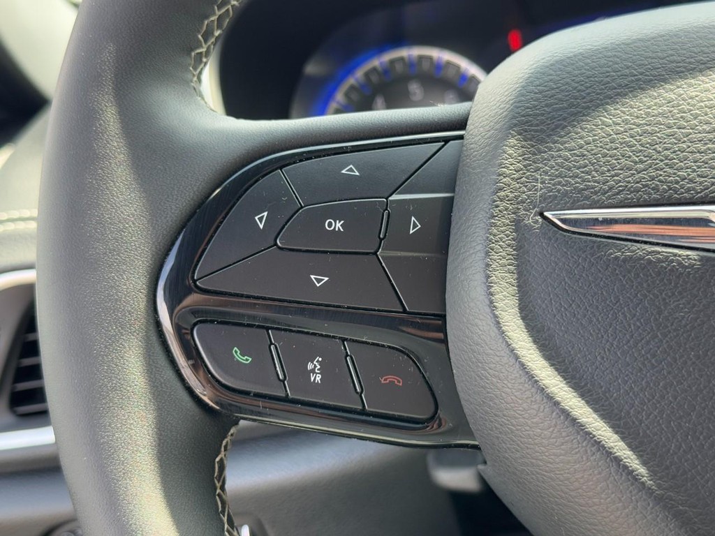 Chrysler Pacifica Vehicle Full-screen Gallery Image 18