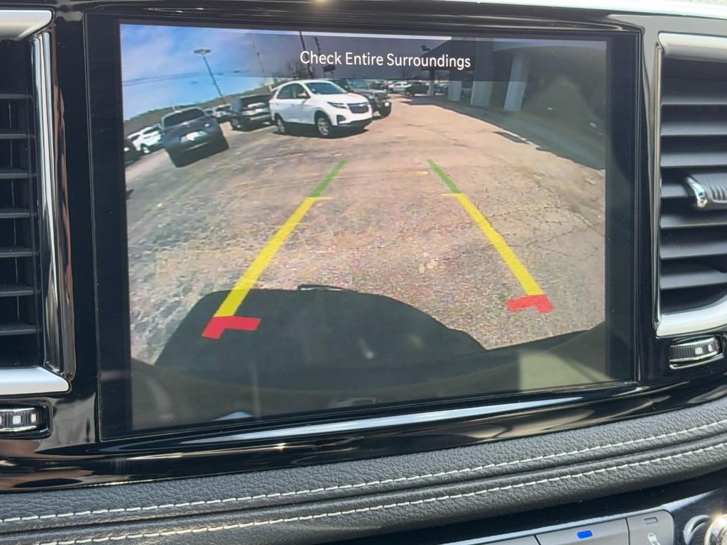 Chrysler Pacifica Vehicle Full-screen Gallery Image 24