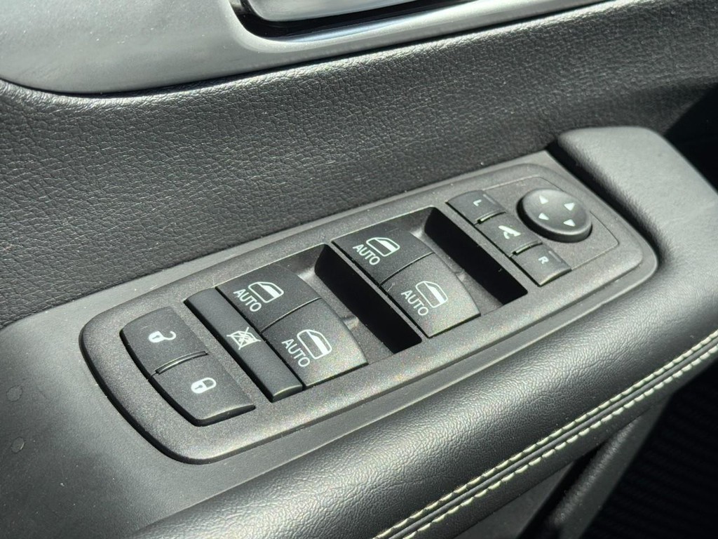 Chrysler Pacifica Vehicle Full-screen Gallery Image 25