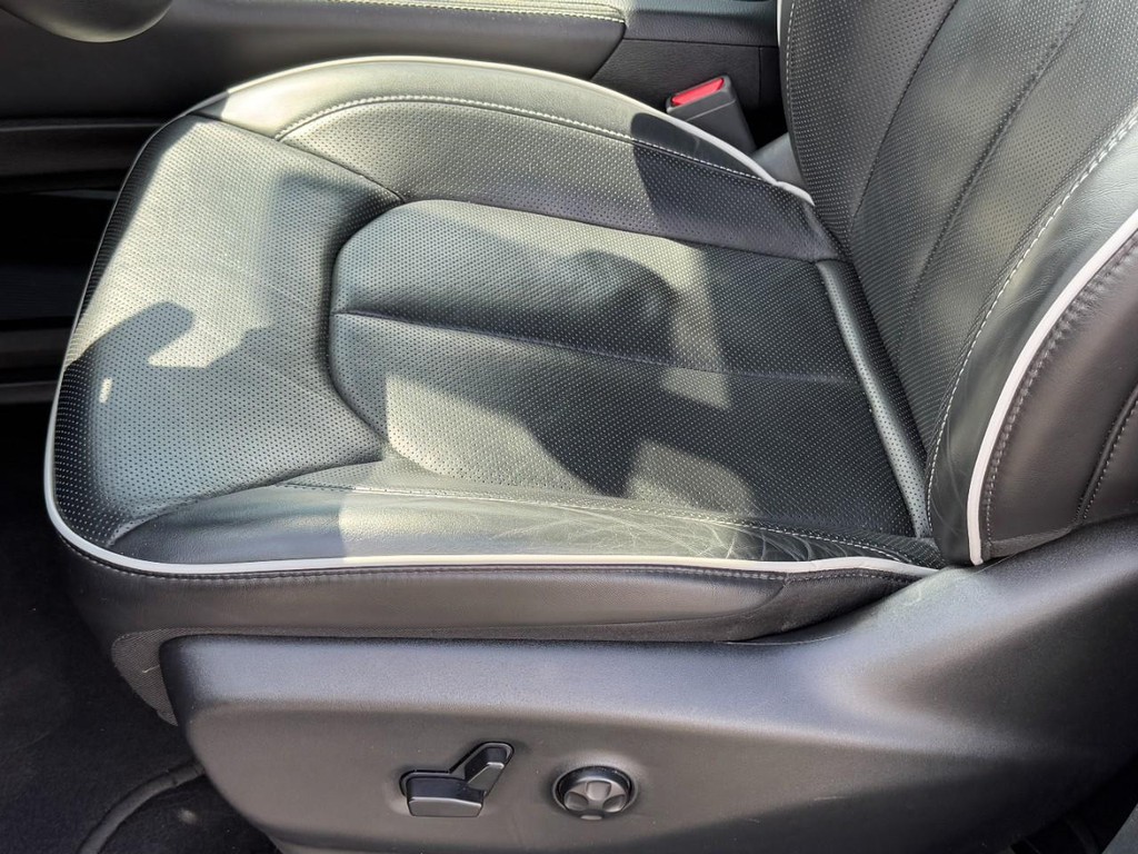 Chrysler Pacifica Vehicle Full-screen Gallery Image 26