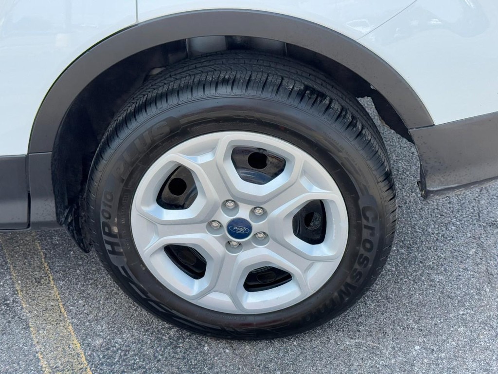 Ford Escape Vehicle Full-screen Gallery Image 06