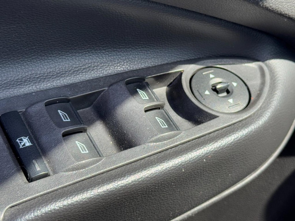 Ford Escape Vehicle Full-screen Gallery Image 20