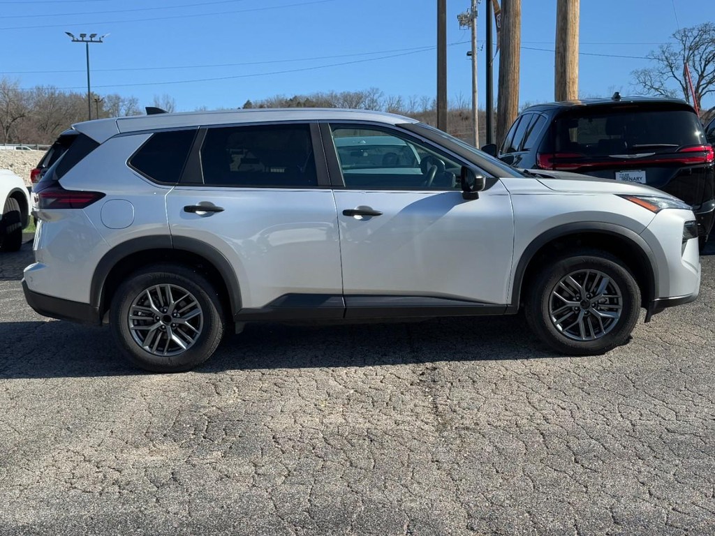 Nissan Rogue Vehicle Full-screen Gallery Image 02