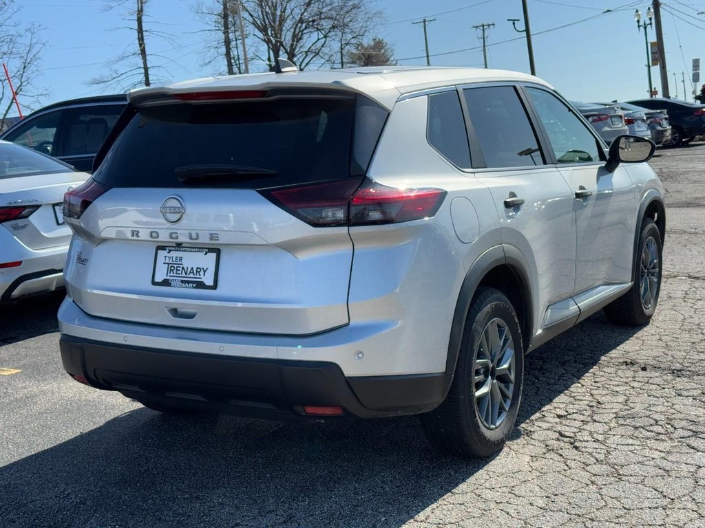 Nissan Rogue Vehicle Full-screen Gallery Image 03