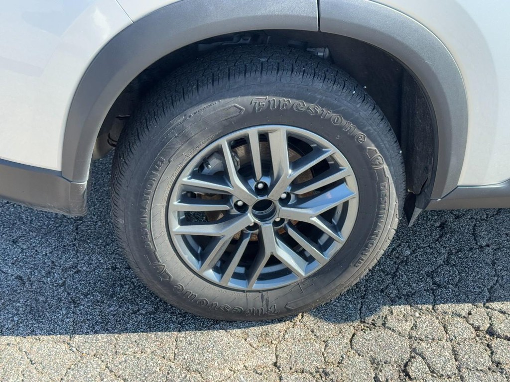 Nissan Rogue Vehicle Full-screen Gallery Image 04