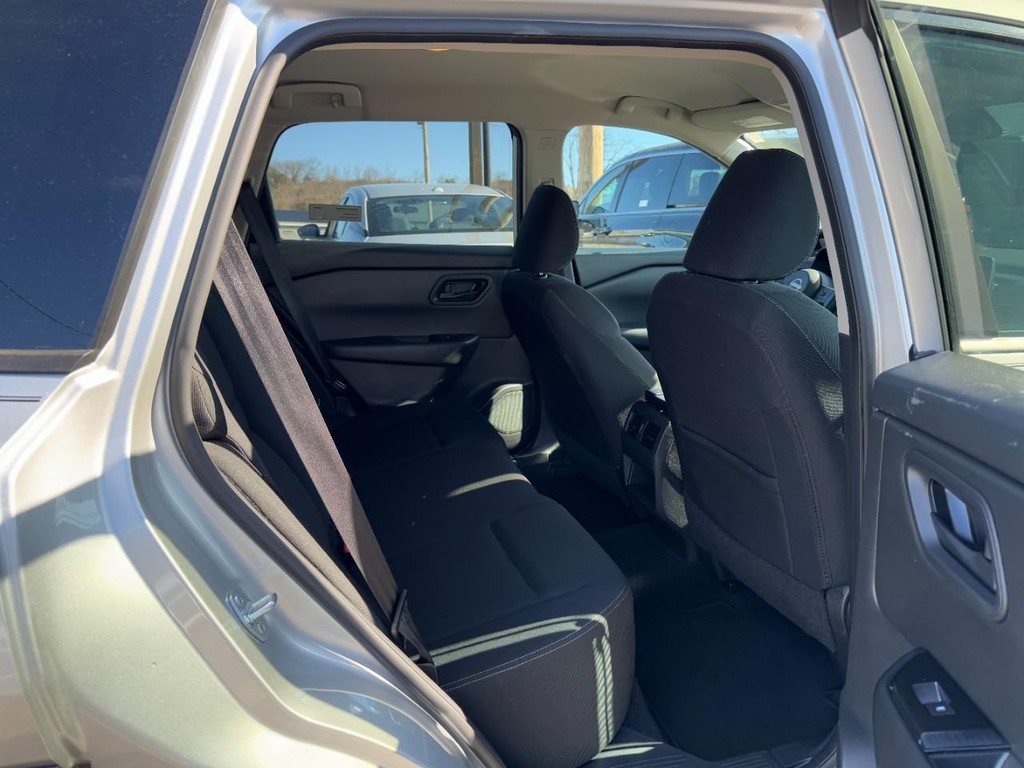 Nissan Rogue Vehicle Full-screen Gallery Image 05