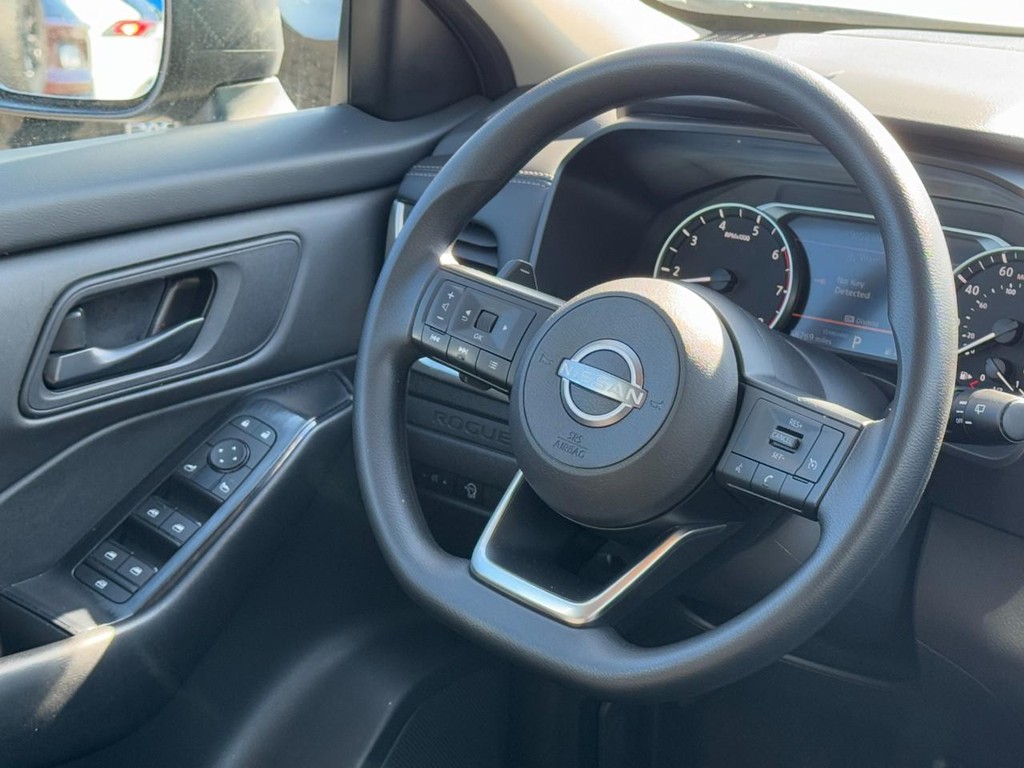 Nissan Rogue Vehicle Full-screen Gallery Image 07