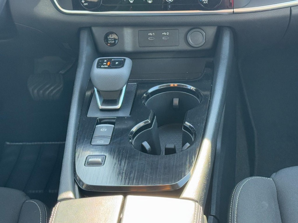 Nissan Rogue Vehicle Full-screen Gallery Image 09