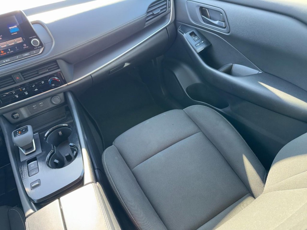 Nissan Rogue Vehicle Full-screen Gallery Image 10