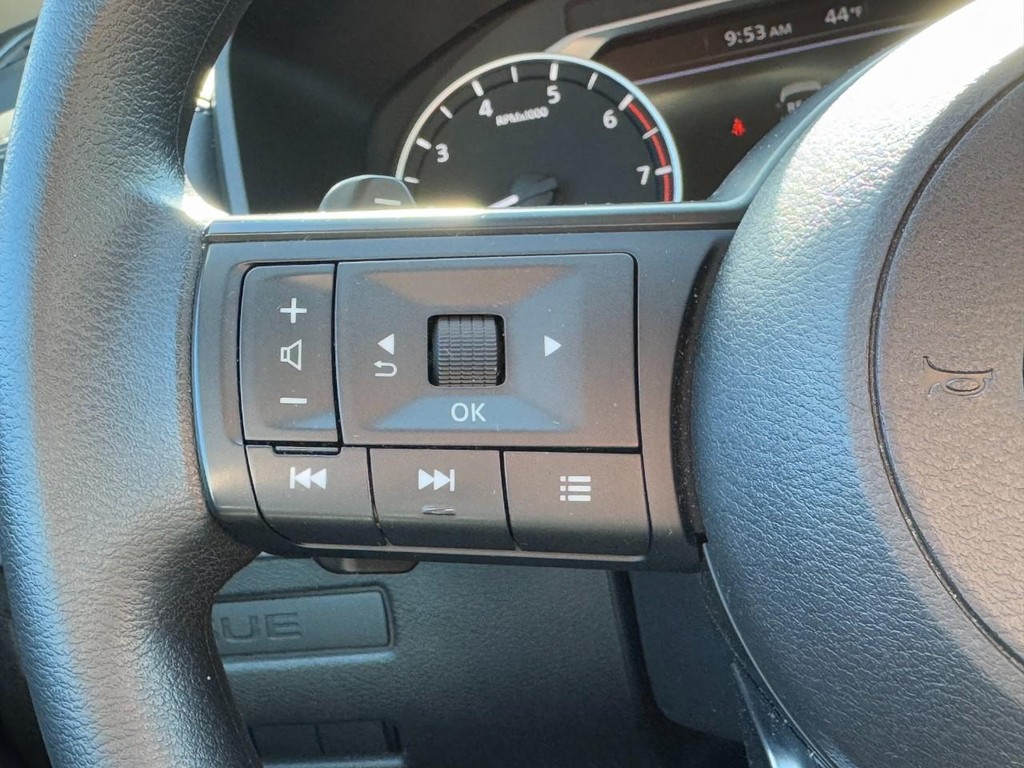 Nissan Rogue Vehicle Full-screen Gallery Image 11