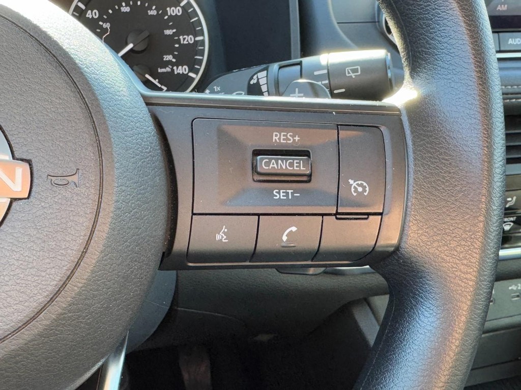 Nissan Rogue Vehicle Full-screen Gallery Image 12