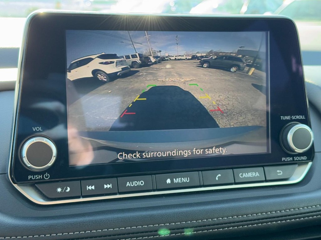 Nissan Rogue Vehicle Full-screen Gallery Image 15