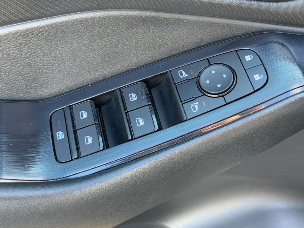 Nissan Rogue Vehicle Full-screen Gallery Image 16