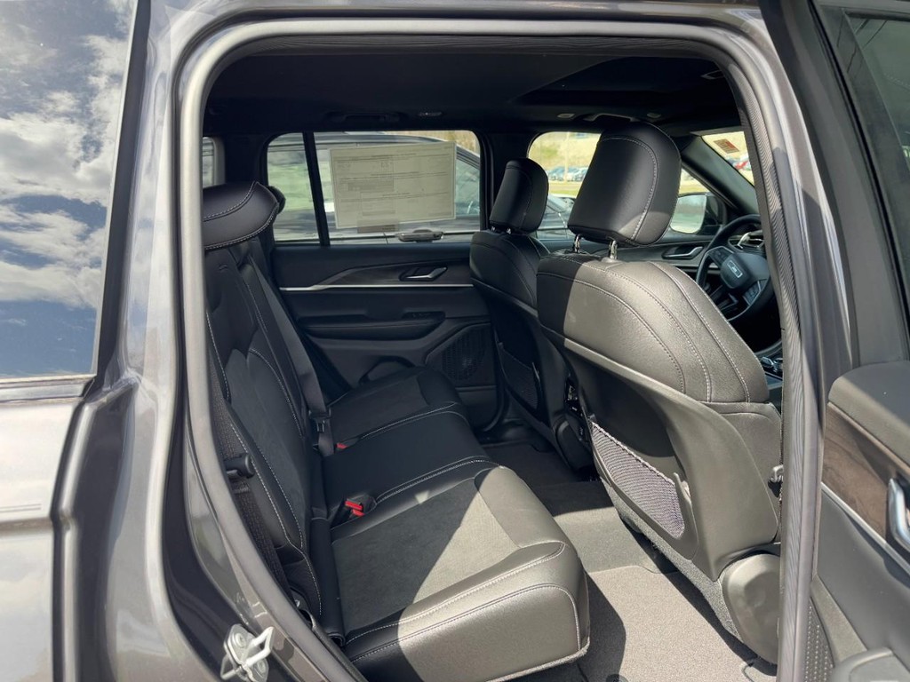 Jeep Grand Cherokee Vehicle Full-screen Gallery Image 05