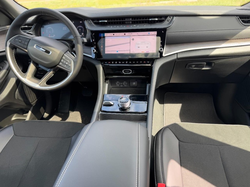 Jeep Grand Cherokee Vehicle Full-screen Gallery Image 07