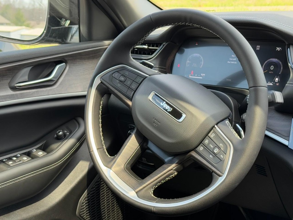 Jeep Grand Cherokee Vehicle Full-screen Gallery Image 08