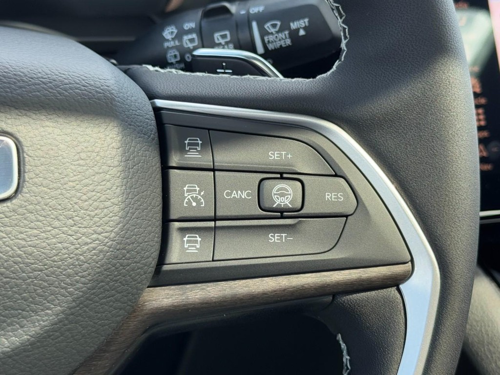 Jeep Grand Cherokee Vehicle Full-screen Gallery Image 12