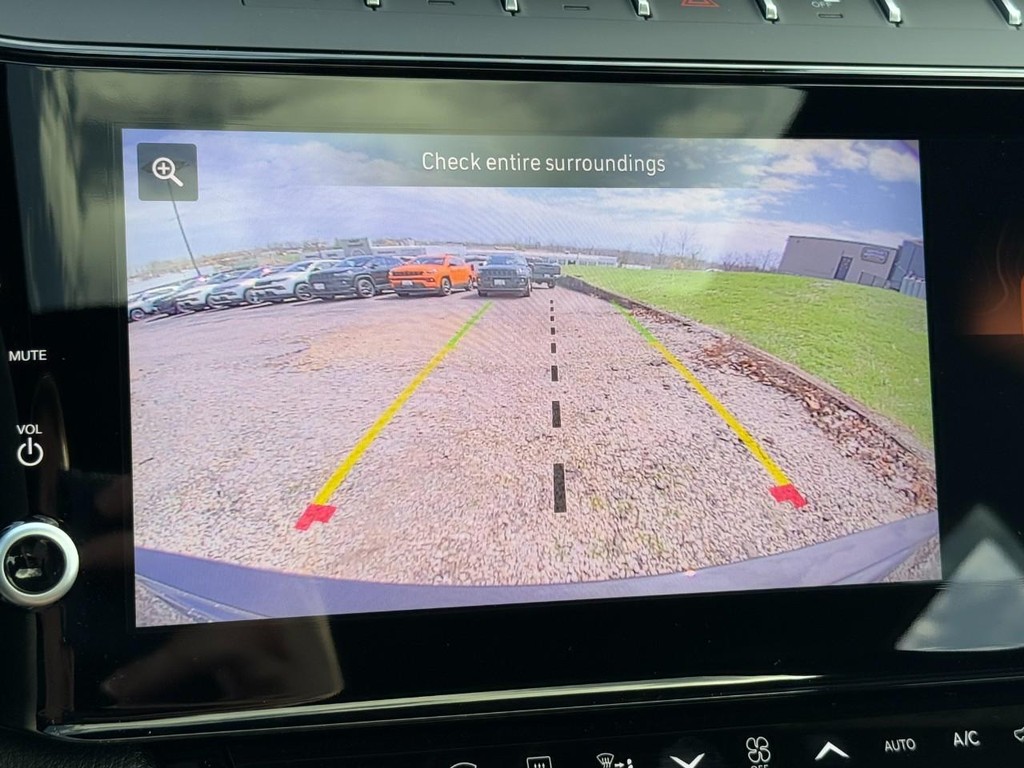 Jeep Grand Cherokee Vehicle Full-screen Gallery Image 15