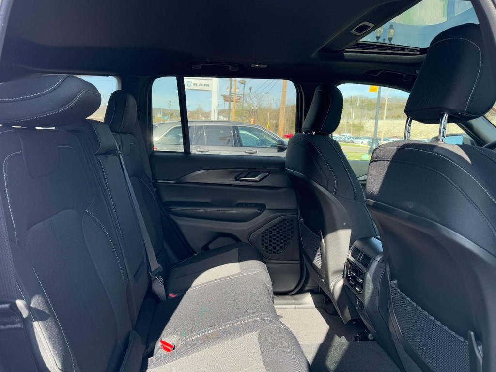 Jeep Grand Cherokee Vehicle Full-screen Gallery Image 05