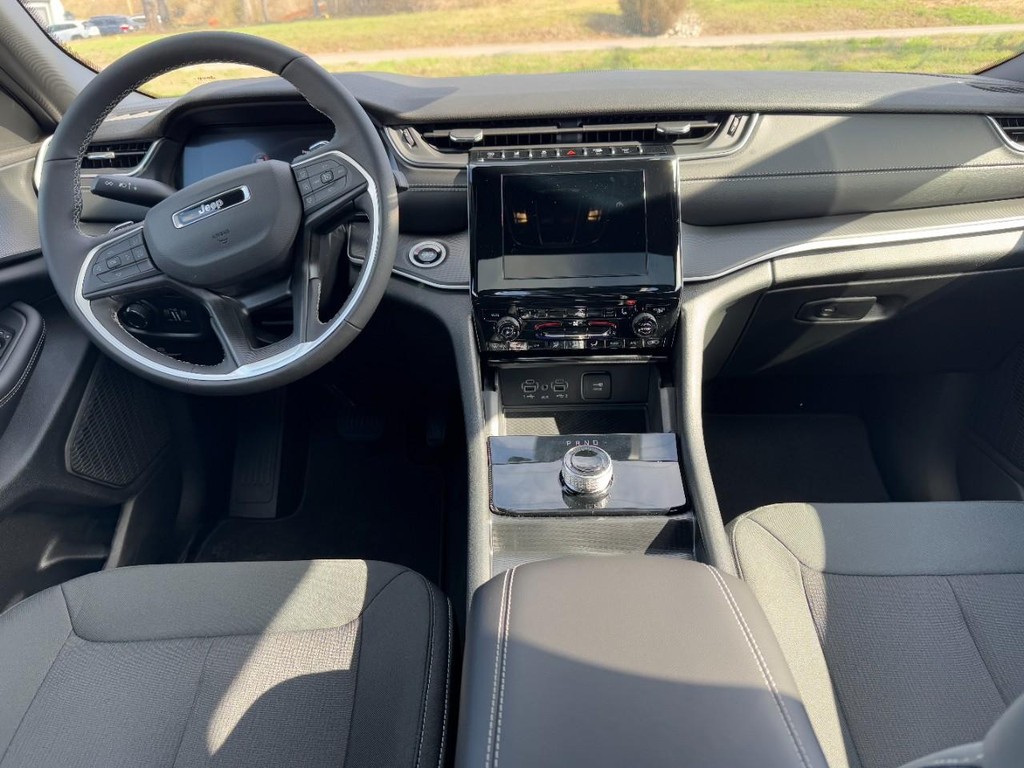 Jeep Grand Cherokee Vehicle Full-screen Gallery Image 06