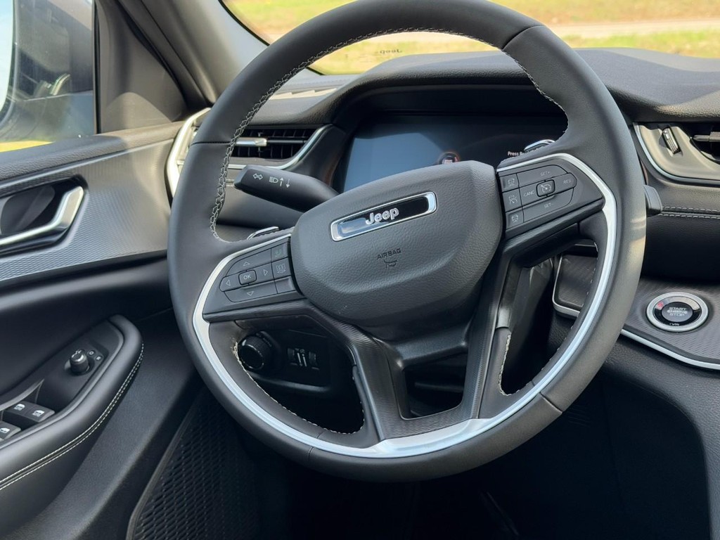 Jeep Grand Cherokee Vehicle Full-screen Gallery Image 07